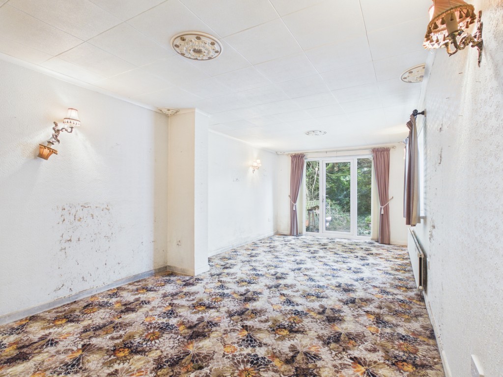Lot: 102 - LINK-DETACHED TWO-BEDROOM BUNGALOW FOR UPDATING - Living room